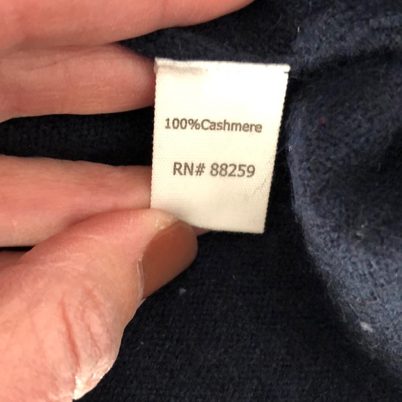 Subtle Luxury V-neck Cashmere sweater. Sz Medium - Picture 4 of 7